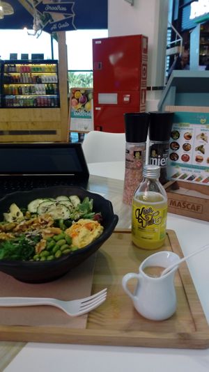 Ensalada Hummus y Komvida at Wekey Food Philosophy in Ondara