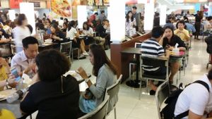 Food court seating at Shine Tong - Vegetarian Food Booth in Bangkok