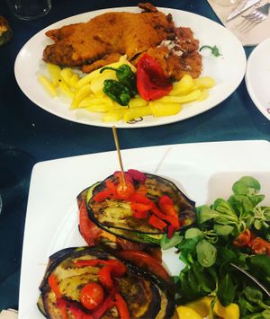 Cachopo normal y vegano at Los Toneles in Unquera