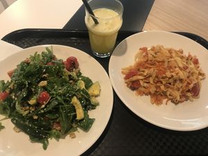 Avacado salad, pad Thai, D is for detox juice at Artichoka in Belgrade