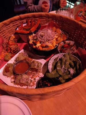 Vegan fingerfood box: edamame, loaded fries, albondigas,... at Grenswerk in Venlo