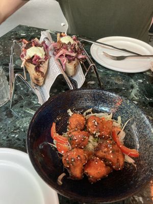 Cauliflower wings en oesterzwam pita  at Grenswerk in Venlo