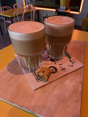 Chai latte havermelk met een heerlijk vegan chocolade koekje 🍪   at Grenswerk in Venlo