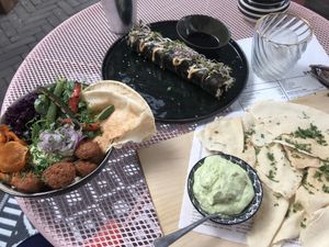 Vegan Bowl, Maki, Flat Bread at Grenswerk in Venlo