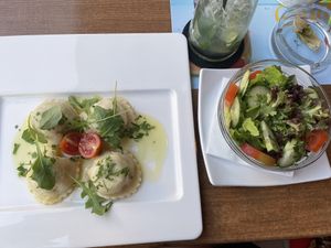 Vegane Kasnudeln mit Hummus-Kartoffelfüllung und Beilagensalat at Mint in St Kanzian