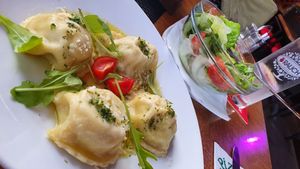 Vegane Kasnudeln mit Beilagensalat at Mint in St Kanzian