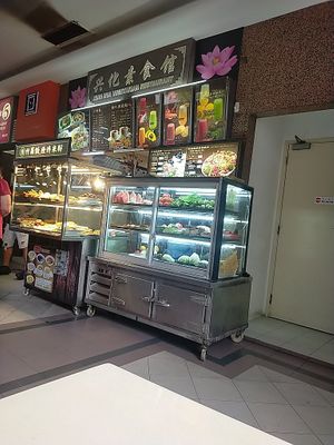 Restaurant but sit outside only at Xing Hua Vegetarian 兴化美食 - Albert Mall in Central Singapore