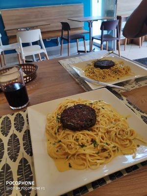 Spaghetti a la huancaína con hamburguesa de lentejas 👌 at Organic Land in Lima