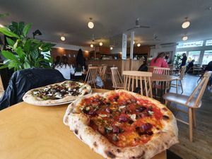 Pizza Siciliana (sos pomidorowy, czarne oliwki kalamata, kapary, oregano, czosnek, oliwa) at Havana in Warsaw