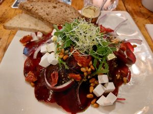 Heel gezellig en het eten is heerlijk. Bietencarpaccio en Mexicaanse wrap gegeten. We hoefden niet lang te wachten ondanks dat het flink druk was. at Schippperscafé ‘t Ankertje in Enkhuizen