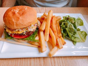 Plant cheese burger? 플랜트 치즈 버거. 친구는 감자튀김이 젤 맛있다고... ㅎㅎㅎ at Plant Cafe & Kitchen - Itaewon in Seoul