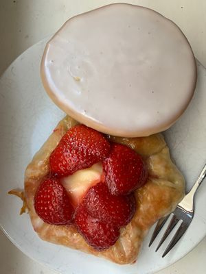 Amerikaner und Erdbeerplunder at Bäcker Göing - Bödekerstr 85 in Hannover