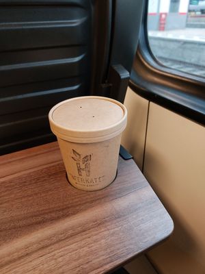 Schön sicher verpackt, hält eigentlich immer warm, bis ich in Mainz angekommen bin. (Dann natürlich nicht mehr heiß... aber warm!^^) at Haferkater - Hbf Frankfurt am Main in Frankfurt