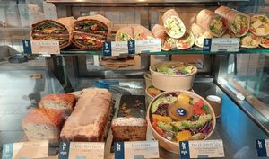 Display with some vegan products ready to go (wraps, salad, cake) at Haferkater - Hbf Frankfurt am Main in Frankfurt