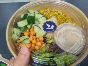 Hummus bowl with "oat-rice" at Haferkater - Hbf Frankfurt am Main in Frankfurt