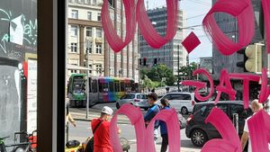 Pride-tram at Bäcker Göing - Falkenstr - Der Vegane Bär  in Hannover