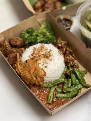 Fried chicken nasi lemak (eggless) at Warung Ijo in Central Singapore