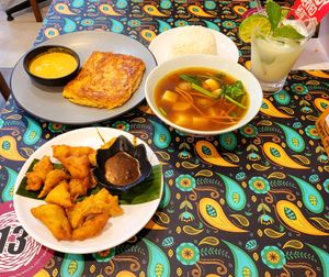Order dishes at Warung Ijo in Central Singapore