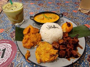 Nasi pandang & avocado drink at Warung Ijo in Central Singapore