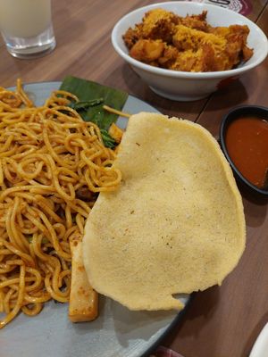 Mee goreng and ayam penyet at Warung Ijo in Central Singapore