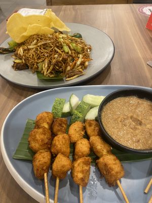 Mamak Kolomee Goreng & satay peanut  at Warung Ijo in Central Singapore