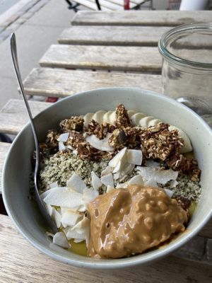 Vegan Matcha Mango Smoothie bowl 🌱  at GRØD - Vesterbrogade in Copenhagen