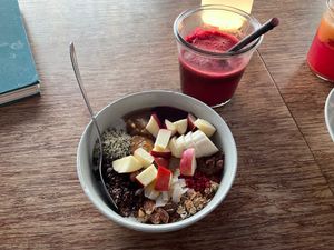 Porridge with all vegan toppings and beetroot smoothie at GRØD - Vesterbrogade in Copenhagen