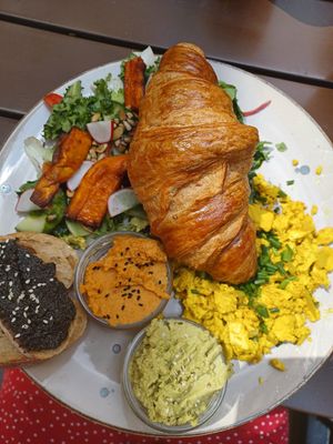 Vegan power breakfast at Fitagain in Krakow