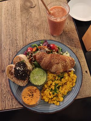 Vegan power breakfast and "European" fruit smoothie at Fitagain in Krakow