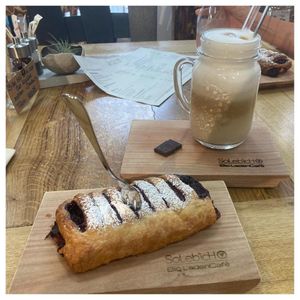 Kirschstrudel und Hafer-Latte-Macchiato at SoLeb'icH in Bad Kissingen
