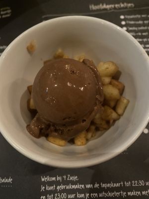 Apple with cinnamon and chocolate ice cream at 't Zusje in Terneuzen