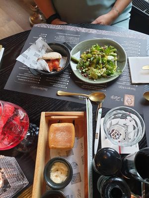 Vegan pita en groene aspergesalade at 't Zusje in Terneuzen