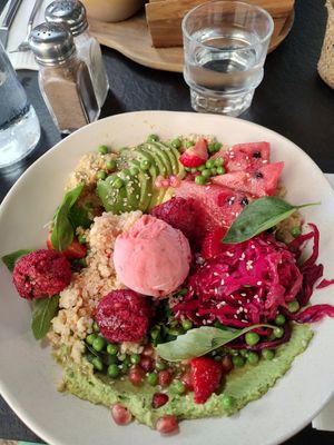Buddha bowl at Brasserie L'Instant in Ajaccio