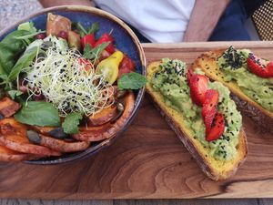 vegan avocado toast & buddha bowl at Brasserie L'Instant in Ajaccio