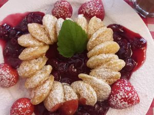 Warm cherries & cold strawberries (not on the menu like this) at Det Lille Pannekakehuset in Lillehammer