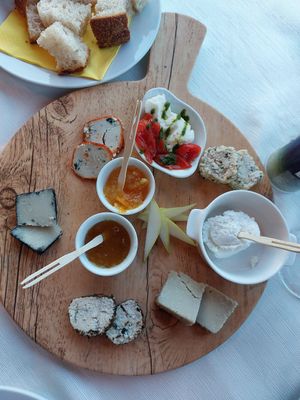 Vegan cheese platter for 14 euros at Rocca Ja in Castelsardo