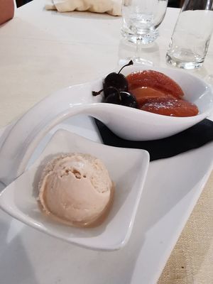 Gelato vegano alle noci e pesche sciroppate at Il Portico in Nuoro