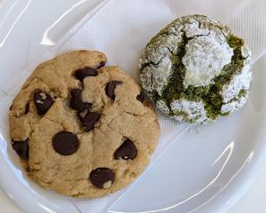 Chocolate chip and matcha cookies at Leaves House || in Montreal