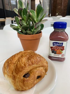 Vegan chocolate croissant and smoothie  at Leaves House || in Montreal