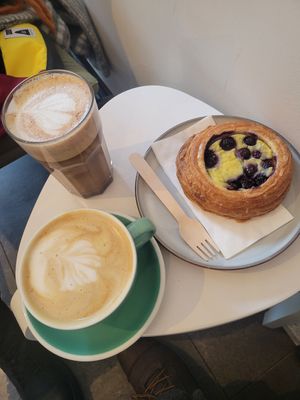 Mocha, cappuccino and danish at Leaves House || in Montreal