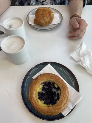 Blueberry danish, London fog   at Leaves House || in Montreal