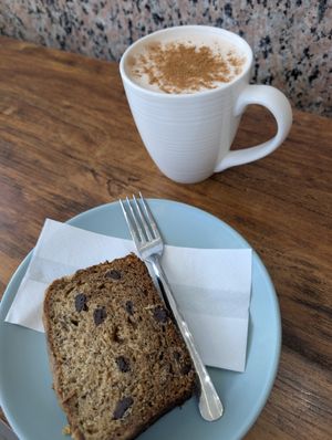 Chocolate banana bread and chai latte at Leaves House || in Montreal