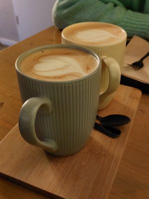 Chai latte and caramel flavoured latte at Schön Klar  in Mannheim