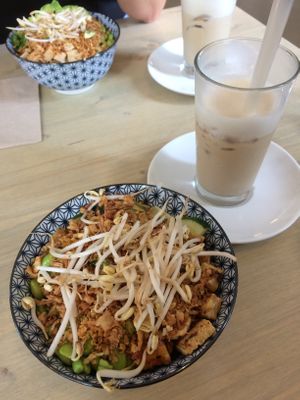 oat milk latte and a poke bowl from Mahalo at Schön Klar  in Mannheim