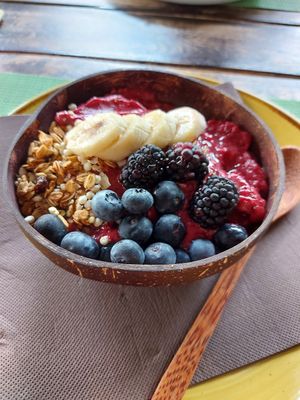 Smoothie bowl Very Berry : good but be careful, the cream is cold (like ice cream) at Urban & Veggie in Dubrovnik