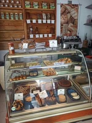 Veganistisch & biologische baklava, taart en andere lekkernijen. Ook broden achterin at Das Brot in Sevilla