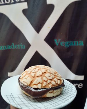 Conchas rellenas de chocolate at Libres X Siempre in Mexico City