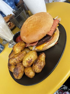 Bacon & cheese burger avec pommes de terre  at Not Dog in Nice