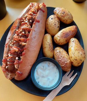 "Le Maple Joe" (seitan sausage, maple syrup, hazelnuts, mustard onions, BBQ sauce) with baked potatoes and a sour cream dip at Not Dog in Nice