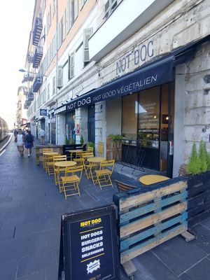 Places outside at Not Dog in Nice